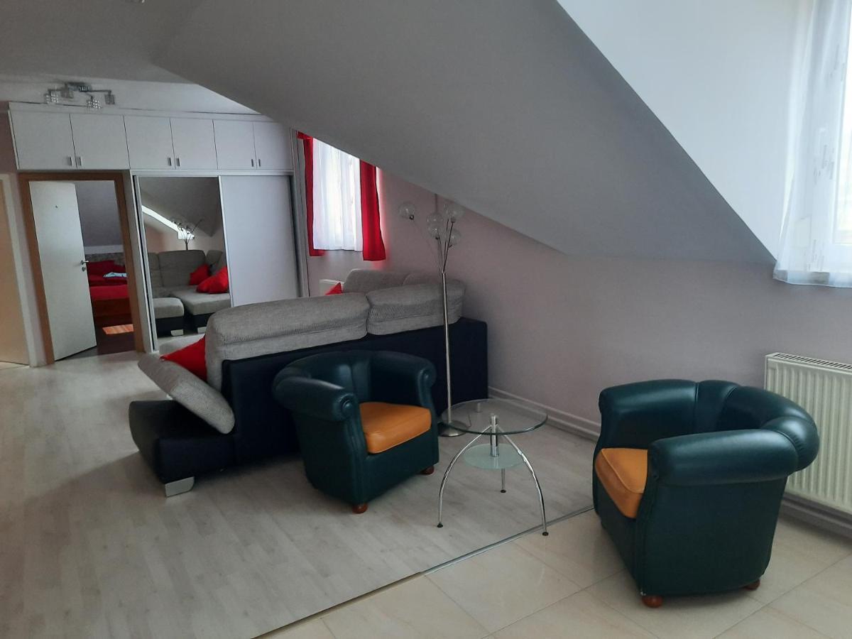 Fitt Apartman Lenti Exteriör bild