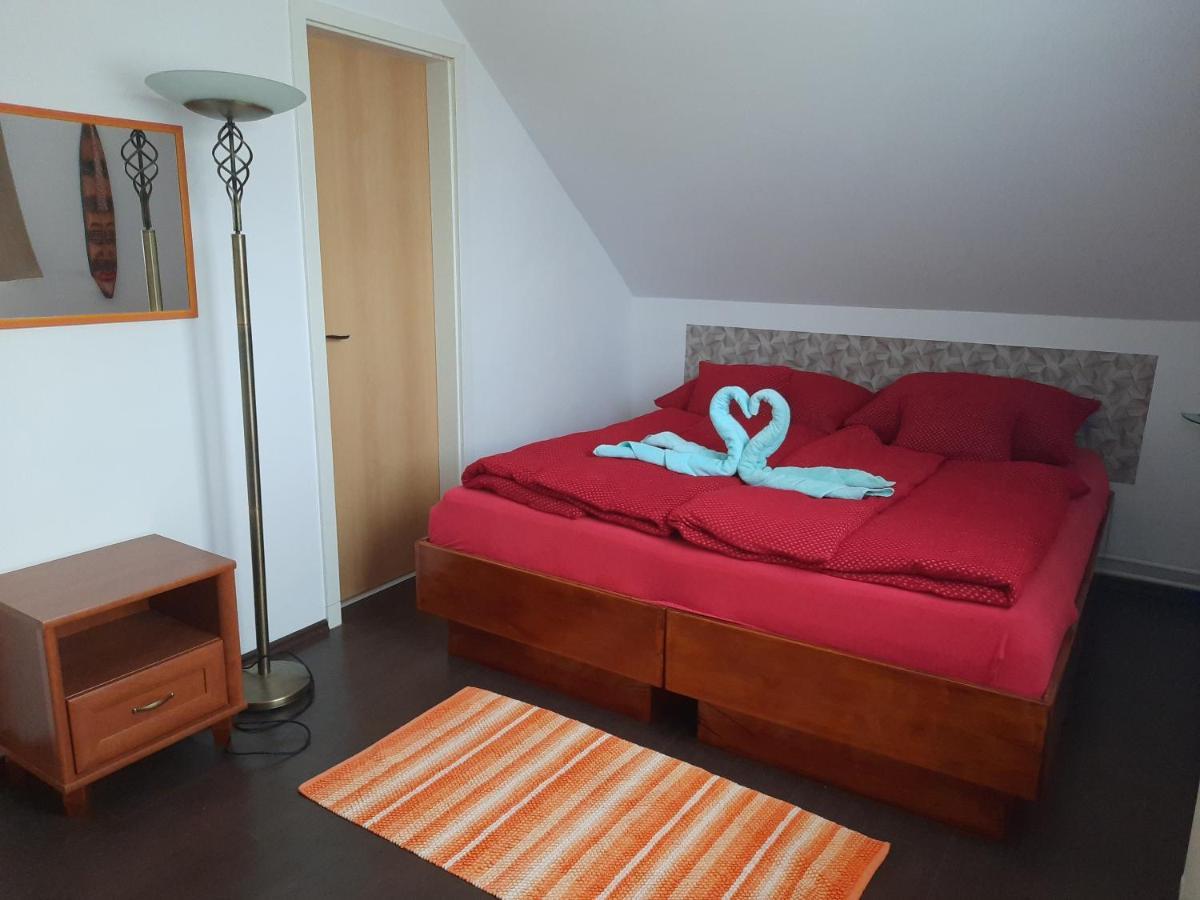 Fitt Apartman Lenti Exteriör bild