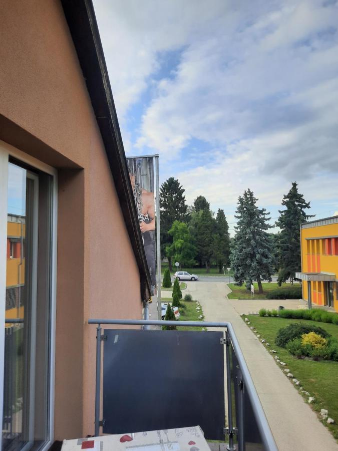 Fitt Apartman Lenti Exteriör bild